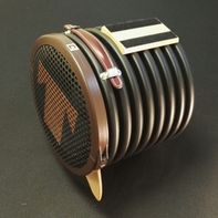 Speaker box with magnetic leg